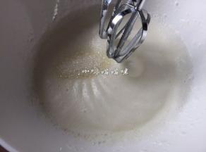 此时低速搅打两至三分钟再加入剩余三分之一砂糖（注意搅打到此步骤时要时不时停下来观察蛋清是否打好）
