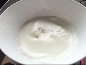 再低速搅打三四分钟，提起打蛋器有明显不消失弯钩即可停止搅打