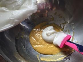 将搅打好的蛋清糊取三分之一倒入蛋黄糊中，用翻拌或者切拌手法将两者混合均匀