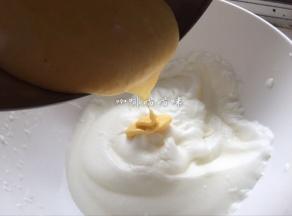 将搅拌好的蛋黄糊倒入剩余三分之二蛋清糊中