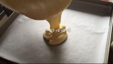 烤盘铺好烘焙纸或者油布，将面糊倒入烤盘