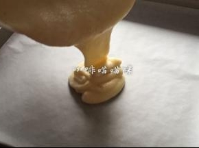 烤盘铺好烘焙纸或者油布，将面糊倒入烤盘