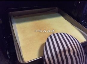 烤好后即刻从烤箱取出，在桌面轻摔几下磕出热气