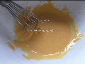 用蛋抽搅打至无干粉