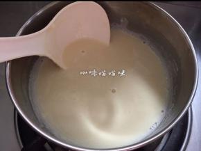 豆浆倒入奶锅煮至滚开即可关火