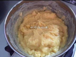 搅拌均匀的豆浆蛋黄糊倒入蛋黄糊倒回奶锅中，小火加热至浓稠，边加热边搅拌避免糊底，搅拌均匀的豆乳酱