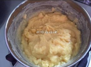 搅拌均匀的豆浆蛋黄糊倒入蛋黄糊倒回奶锅中，小火加热至浓稠，边加热边搅拌避免糊底，搅拌均匀的豆乳酱