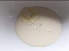 奶油冰箱冷藏24小时后，倒入干净无油无水大盆中加入砂糖用电动打蛋器搅打