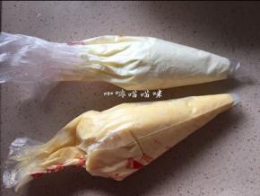 豆乳和奶油分别倒入裱花袋中前端剪开合适大小口子，排出袋中气体