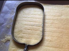 取晾凉蛋糕用模具切成想要的大小形状