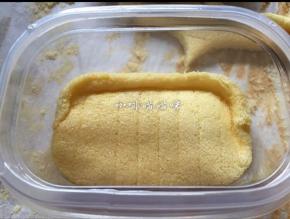 做豆乳盒子：准备一个大小合适的盒子，将切好的蛋糕放入盒子底部铺好