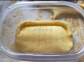 做豆乳盒子：准备一个大小合适的盒子，将切好的蛋糕放入盒子底部铺好