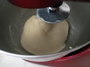 将面皮原料放入厨师机，揉均匀