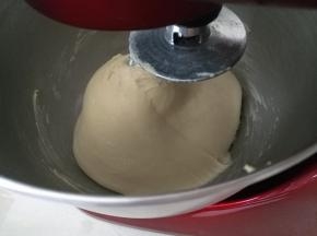 将面皮原料放入厨师机，揉均匀