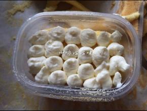 再放入一层蛋糕，挤入奶油