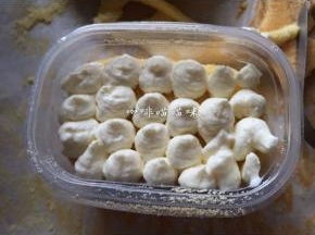 再放入一层蛋糕，挤入奶油