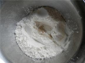 面粉开窝，中间放酵母。