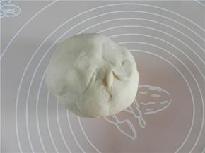 分次加清水，用海氏厨师机揉成光滑面团。