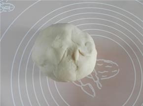 分次加清水，用海氏厨师机揉成光滑面团。