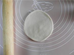 桌面撒层面粉，擀成圆片，四周薄，中间厚一点。