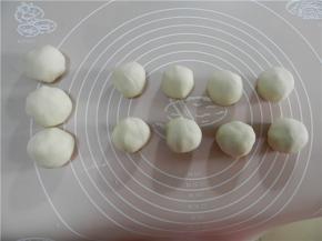 将面团分成每个40g的剂子。