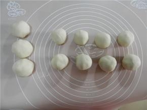 将面团分成每个40g的剂子。