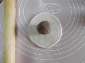 中间放一个25g莲蓉馅。