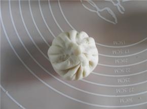 左手手心窝个窝，兜住面皮。右手拇指在后，食指在前，先捏合一个褶。接着手法：拇指不动位置，右手依次向前捏褶，捏一个褶，拇指和食指一起将褶子捏合住。左手跟随晃动送面皮。收口捏紧，往上提一下收口处（重点：边捏褶边向上提拉面皮，逐渐依次向前）。