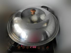 面胚发酵变大，热水烧开后入蒸屉，大火12分钟。