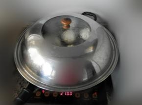 面胚发酵变大，热水烧开后入蒸屉，大火12分钟。