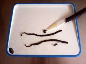 把香草荚剖开，刮出香草籽。