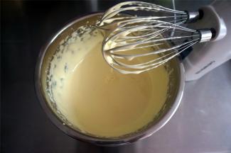 用打蛋器搅打至颜色变浅黄，体积膨胀，捞起滴落不马上消失的状态。