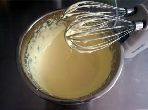 用打蛋器搅打至颜色变浅黄，体积膨胀，捞起滴落不马上消失的状态。