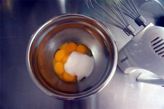 蛋黄，细砂糖，同放入打蛋盆。