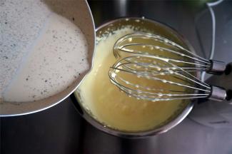 少量多次加入温热的香草牛奶，边加入边搅拌。