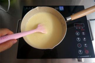 把蛋奶糊倒回奶锅中，中火煮开后转小火，边煮边搅拌，煮至奶糊温度75~85度，离火。