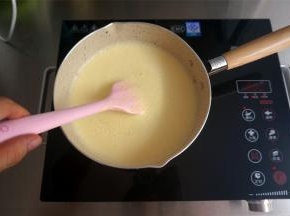 把蛋奶糊倒回奶锅中，中火煮开后转小火，边煮边搅拌，煮至奶糊温度75~85度，离火。
