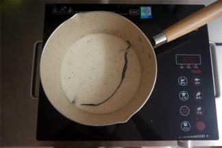 将香草籽，香草荚，牛奶同放入牛奶锅，细火煮温热，静置浸泡20~30分钟，让香草味激发出来。