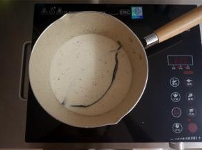 将香草籽，香草荚，牛奶同放入牛奶锅，细火煮温热，静置浸泡20~30分钟，让香草味激发出来。