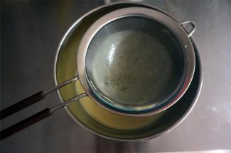 将煮好的蛋奶糊过筛。