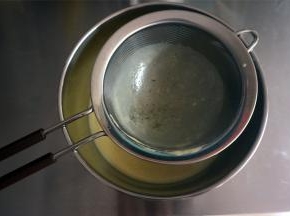 将煮好的蛋奶糊过筛。