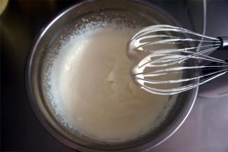 淡奶油打发至酸奶状，不流动的状态即可。如果是挖球的冰淇淋，可以打至硬性，若是填入冰棒模具，打至酸奶状即可。