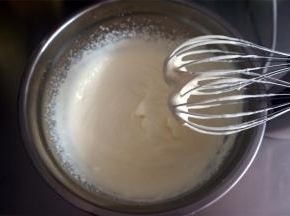 淡奶油打发至酸奶状，不流动的状态即可。如果是挖球的冰淇淋，可以打至硬性，若是填入冰棒模具，打至酸奶状即可。