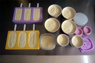 将其灌入模具中。