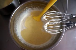 混合均匀蛋奶酱和淡奶油，香草冰淇淋面糊完成。