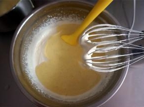 混合均匀蛋奶酱和淡奶油，香草冰淇淋面糊完成。