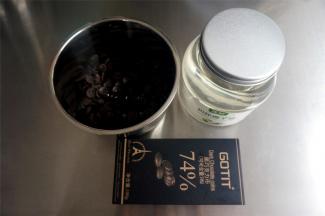 制作巧克力脆皮：准备50%以上的黑巧克力，可可脂或椰汁油。