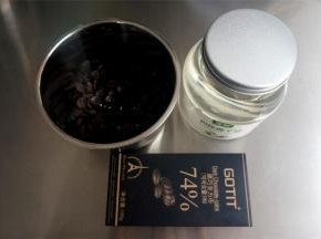 制作巧克力脆皮：准备50%以上的黑巧克力，可可脂或椰汁油。