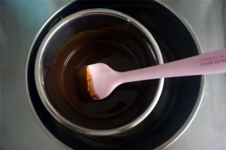 将黑巧克力和椰子油混合，隔热水融化，降温到25-32度左右即可做脆皮挂浆用。