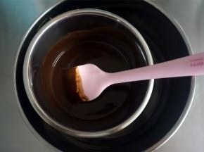 将黑巧克力和椰子油混合，隔热水融化，降温到25-32度左右即可做脆皮挂浆用。